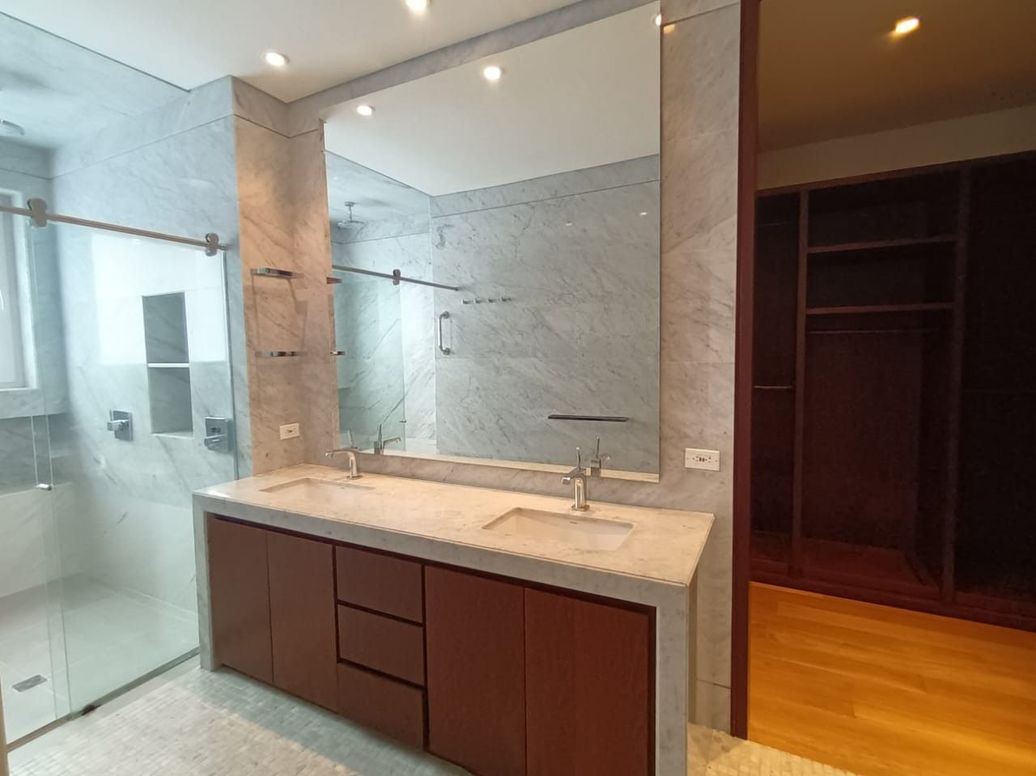 Apartamento de 3 alcobas en venta en Los Rosales, Bogotá, 319 m² · foto 17 de 20
