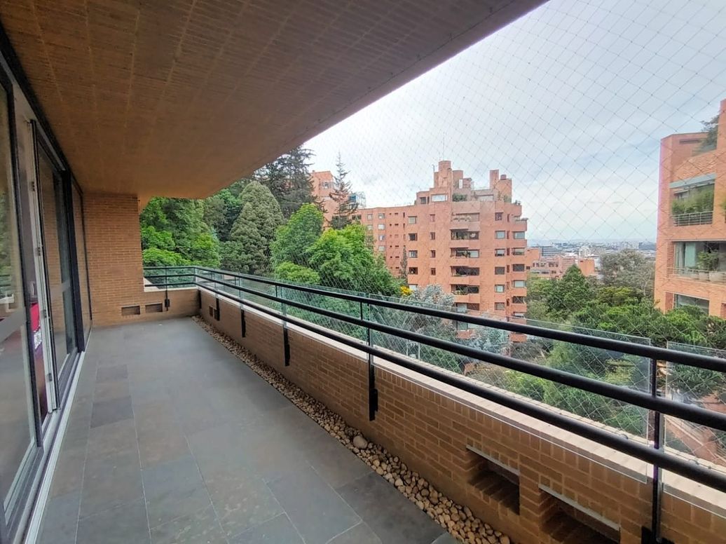 Apartamento de 3 alcobas en venta en Los Rosales, Bogotá, 319 m² · foto 3 de 20