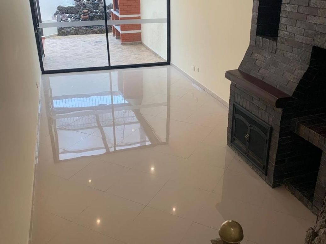 Casa de 6 alcobas en venta en Santa Barbara Central, Bogotá, 242 m² · foto 3 de 13