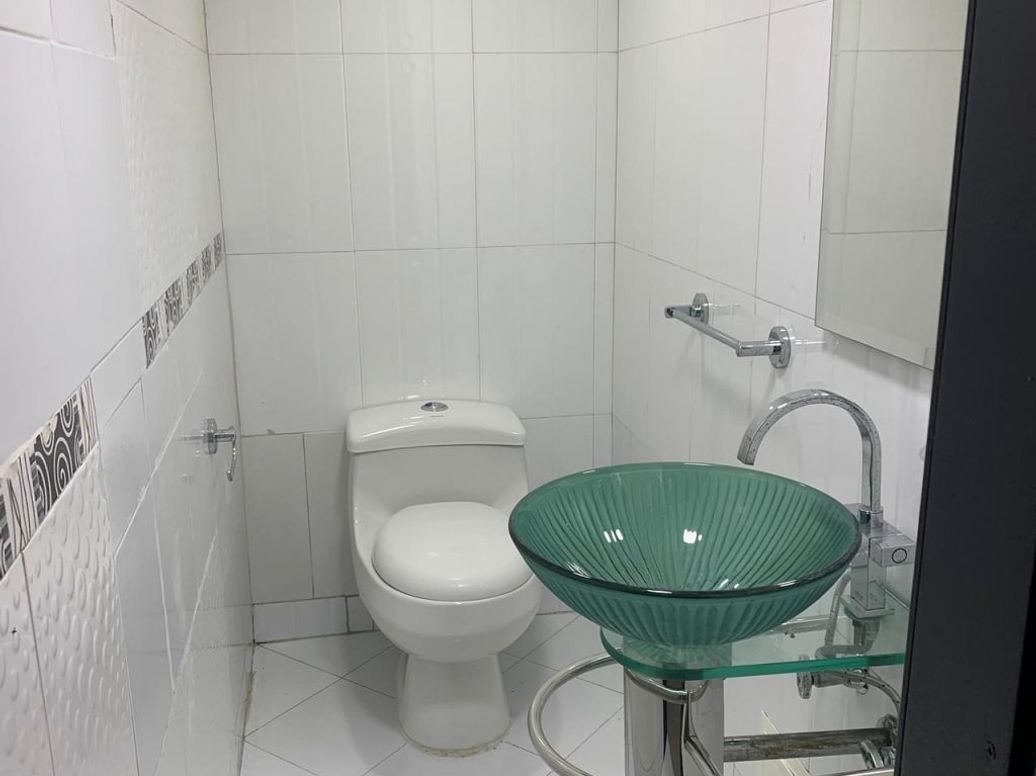 Casa de 6 alcobas en venta en Santa Barbara Central, Bogotá, 242 m² · foto 11 de 13