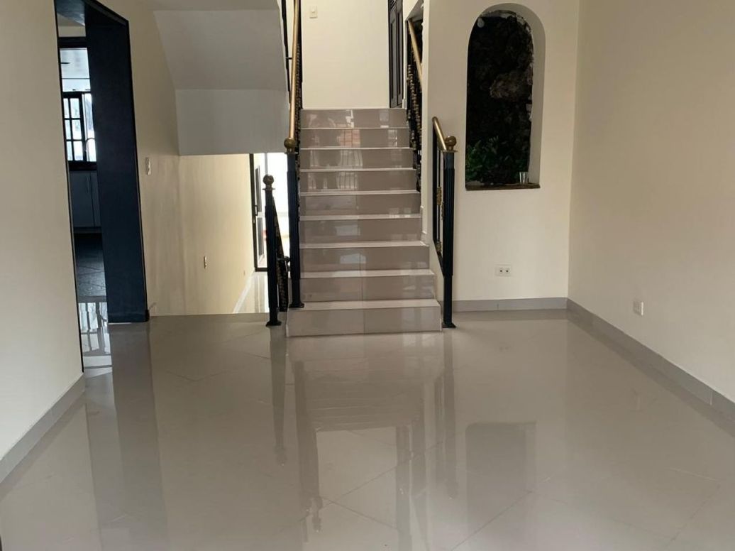 Casa de 6 alcobas en venta en Santa Barbara Central, Bogotá, 242 m² · foto 2 de 13