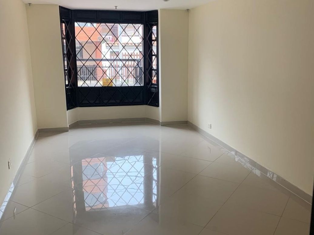 Casa de 6 alcobas en venta en Santa Barbara Central, Bogotá, 242 m² · foto 8 de 13