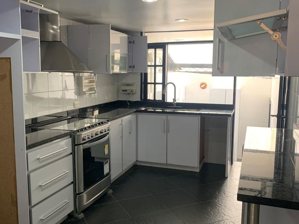 Casa de 6 alcobas en venta en Santa Barbara Central, Bogotá, 242 m² · foto 5 de 13