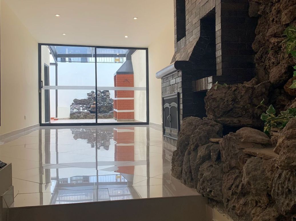 Casa de 6 alcobas en venta en Santa Barbara Central, Bogotá, 242 m² · foto 4 de 13