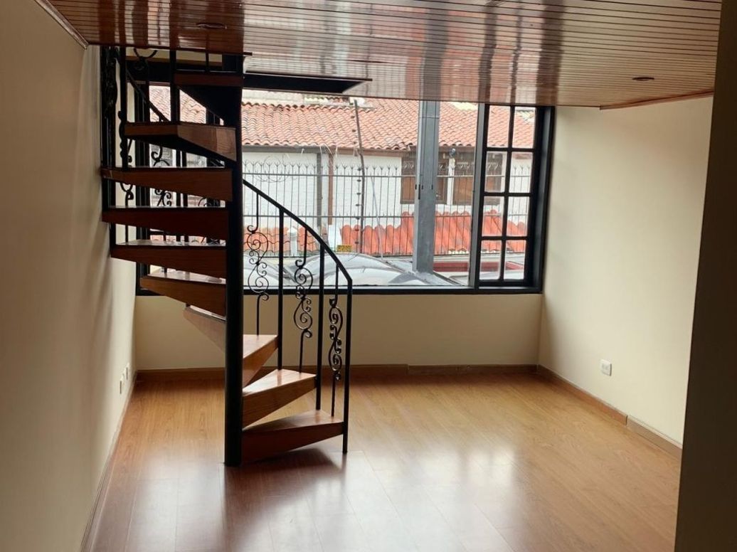 Casa de 6 alcobas en venta en Santa Barbara Central, Bogotá, 242 m² · foto 10 de 13