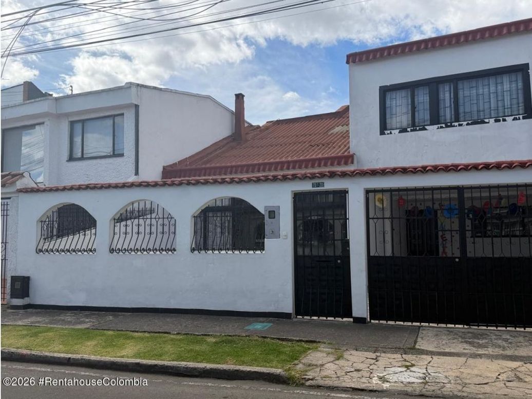 Casa de 5 alcobas en venta en Pontevedra, Bogotá, 262 m² · foto 2 de 20
