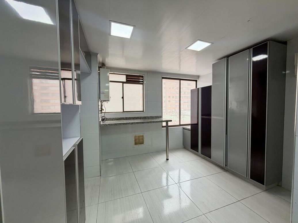 Apartamento de 3 alcobas en venta en Ub. Cordoba Niza, Bogotá, 154 m² · foto 5 de 20