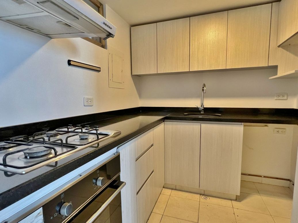 Apartamento de 1 alcoba en venta en El Refugio, Bogotá, 50 m² · foto 4 de 13
