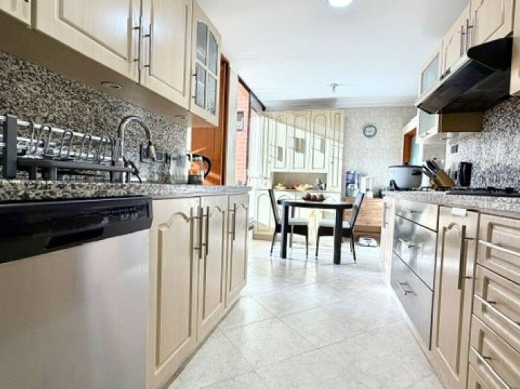Apartamento de 3 alcobas en venta en La Carolina, Bogotá, 214 m² · foto 9 de 20