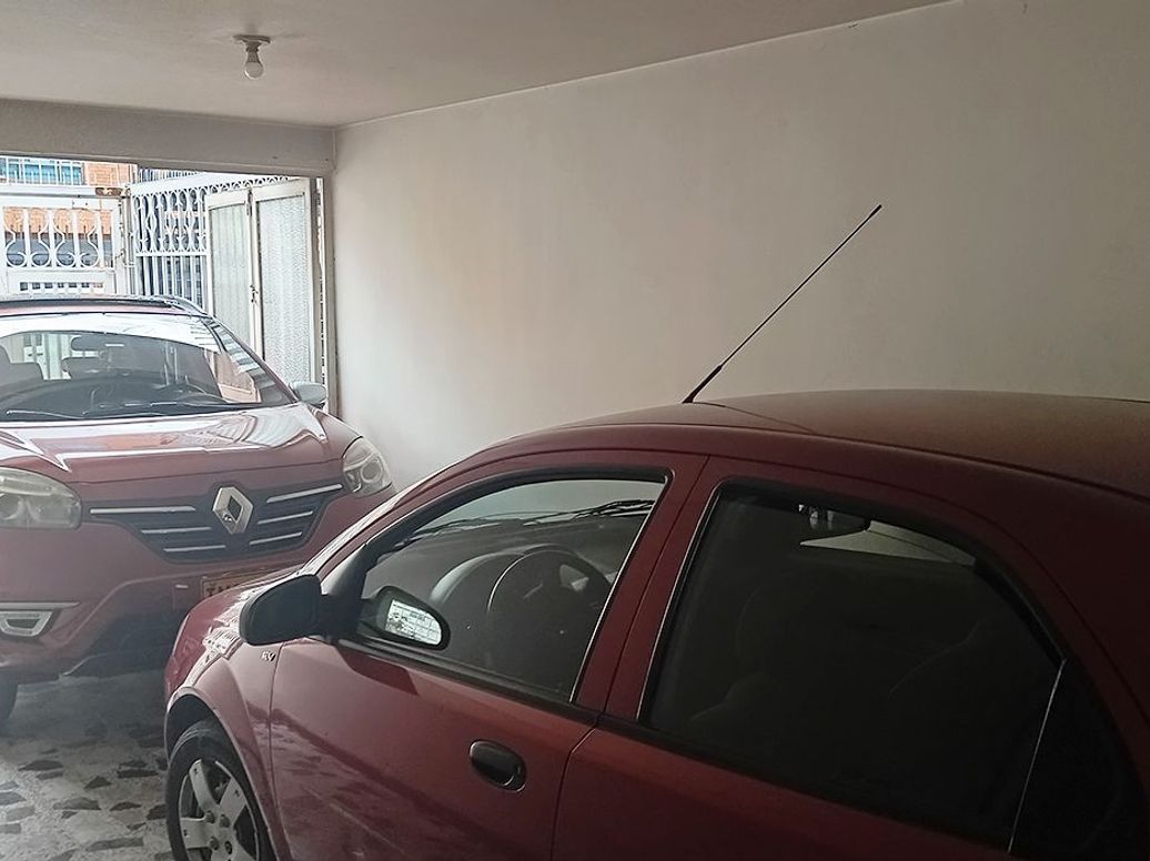 Casa de 5 alcobas en venta en Ciudad Berna, Bogotá, 313 m² · foto 8 de 19