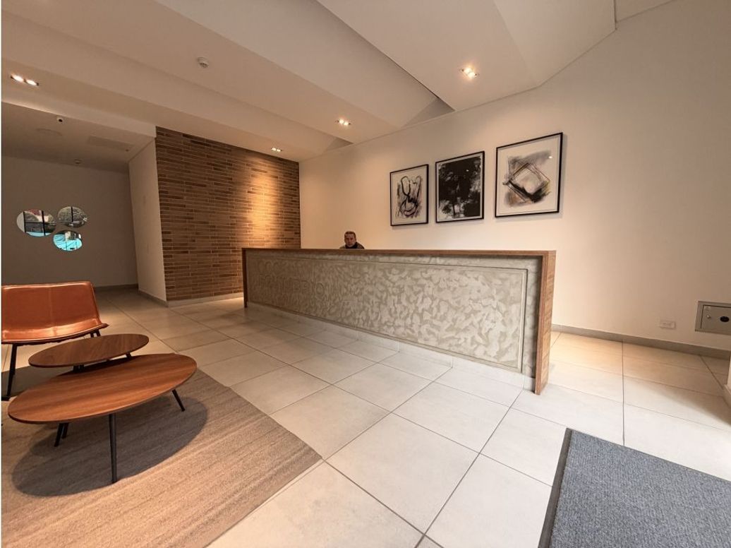 Apartamento de 2 alcobas en venta en Santa Barbara Occidental, Bogotá, 88 m² · foto 3 de 16