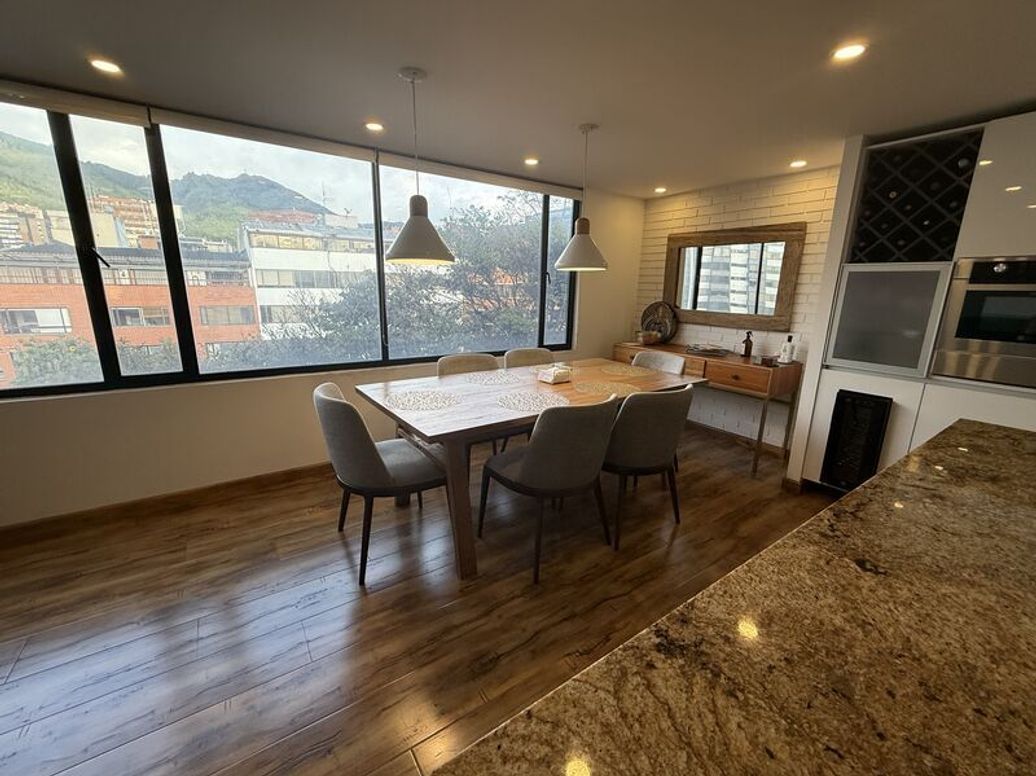 Apartamento de 3 alcobas en venta en Santa Barbara Central, Bogotá, 126 m² · foto 3 de 14