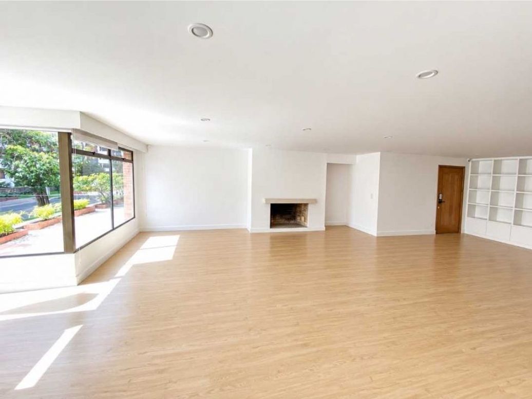 Apartamento de 3 alcobas en venta en Santa Barbara, Bogotá, 192 m² · foto 2 de 17