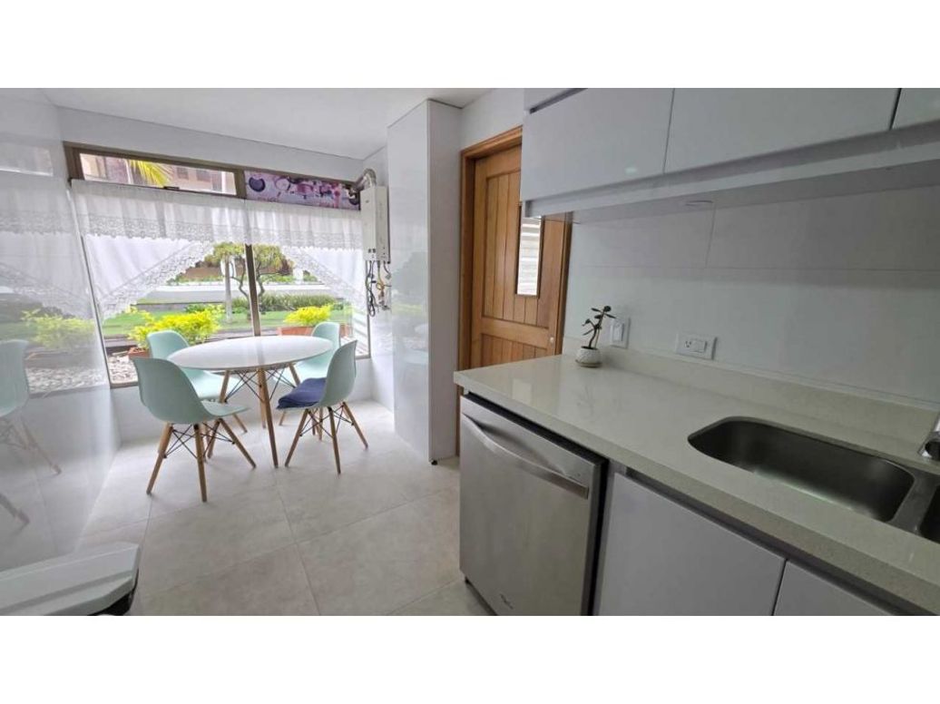 Apartamento de 3 alcobas en venta en Santa Barbara, Bogotá, 192 m² · foto 3 de 17