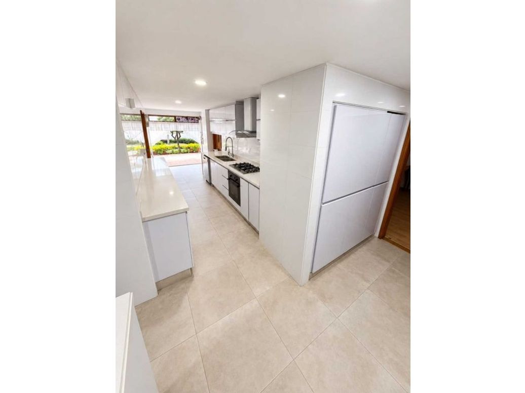 Apartamento de 3 alcobas en venta en Santa Barbara, Bogotá, 192 m² · foto 4 de 17