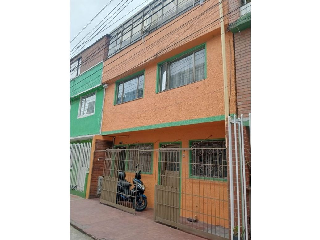 Casa de 7 alcobas en venta en Garces Navas, Bogotá, 216 m² · foto 2 de 12