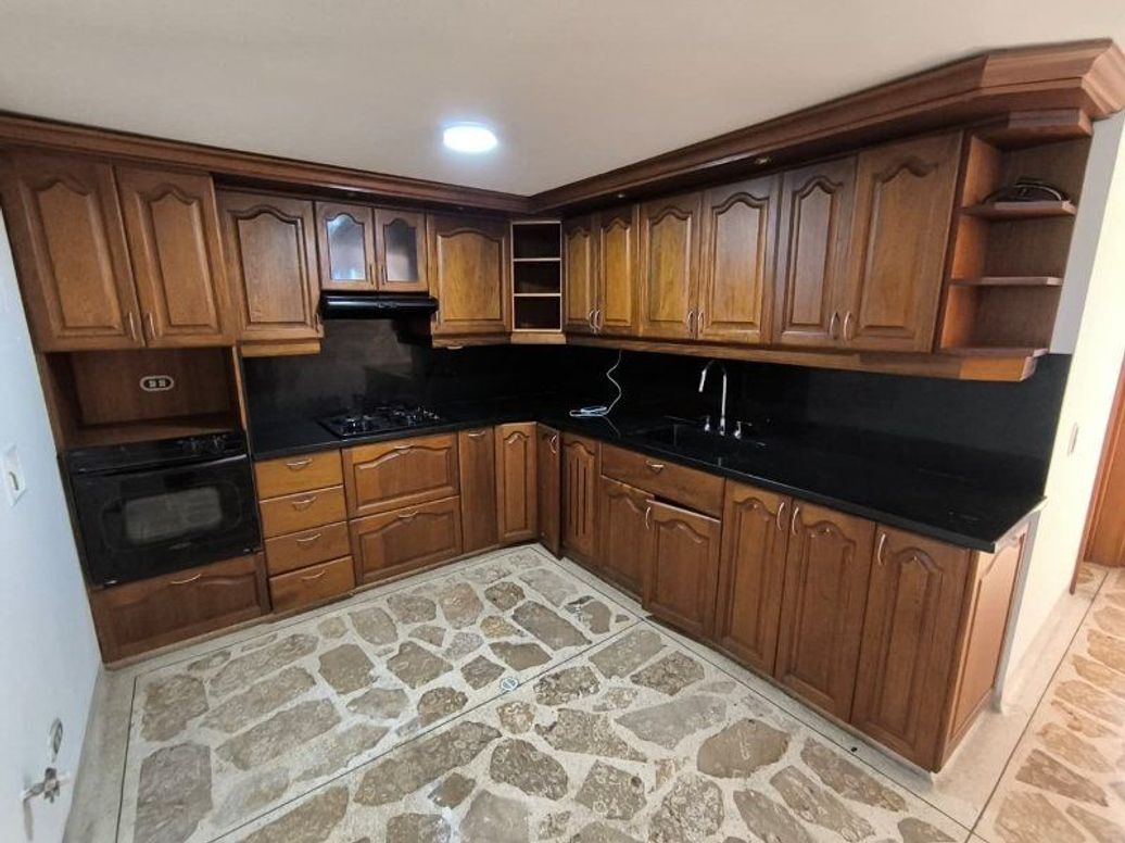 Casa en Arriendo en Prados de Sabaneta – Sabaneta con 5 Alcobas, Patio y Garaje para 2 Carros en Prados De Sabaneta