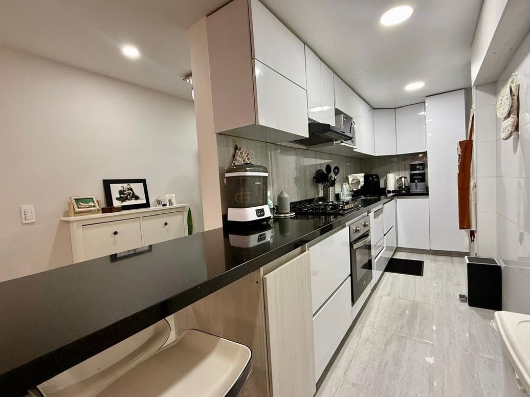 Apartamento de 2 alcobas en venta en Santa Barbara Central, Bogotá, 77 m² · foto 4 de 12