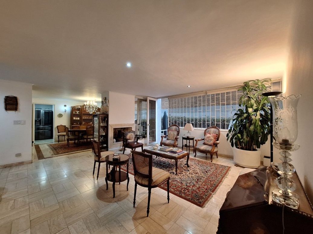 Apartamento de 3 alcobas en venta en Santa Barbara Central, Bogotá, 204 m² · foto 3 de 20