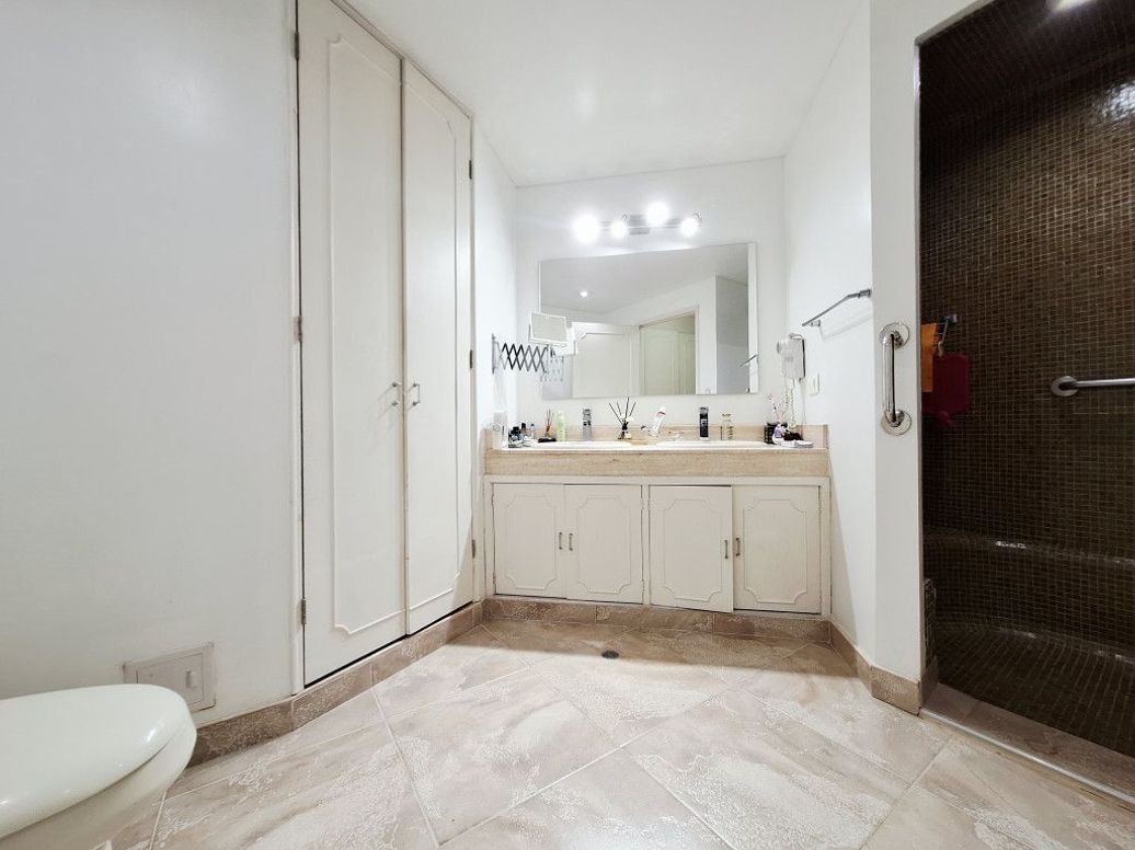 Apartamento de 3 alcobas en venta en Santa Barbara Central, Bogotá, 204 m² · foto 19 de 20