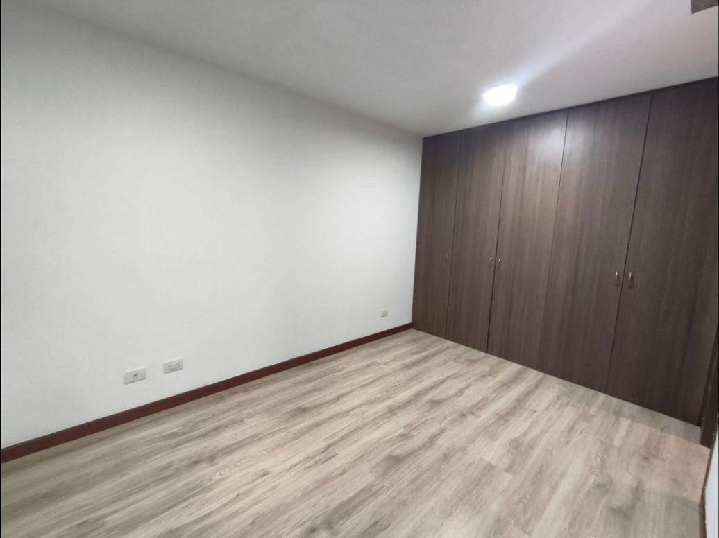 Apartamento de 3 alcobas en venta en Hayuelos, Bogotá, 69 m² · foto 2 de 9