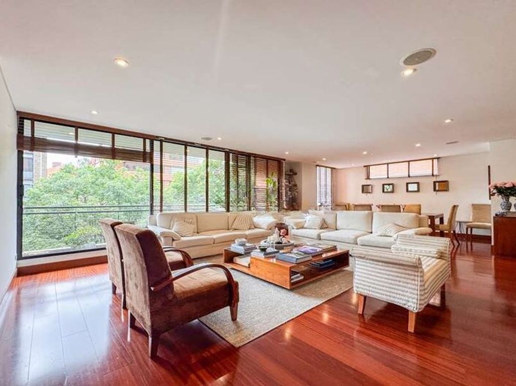 Apartamento de 4 alcobas en venta en La Cabrera, Bogotá, 330 m² · foto 2 de 16
