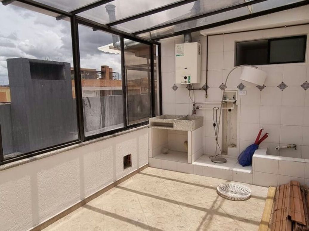 Apartamento de 4 alcobas en venta en Santa Barbara Central, Bogotá, 220 m² · foto 2 de 16