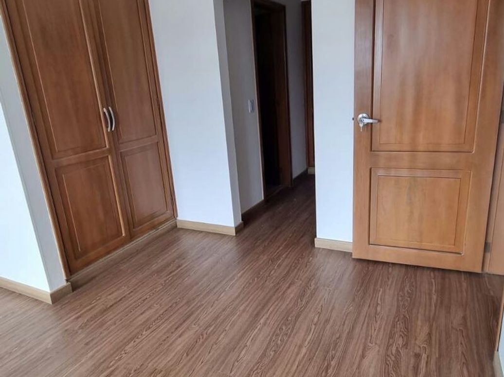 Apartamento de 4 alcobas en venta en Santa Barbara Central, Bogotá, 220 m² · foto 8 de 16