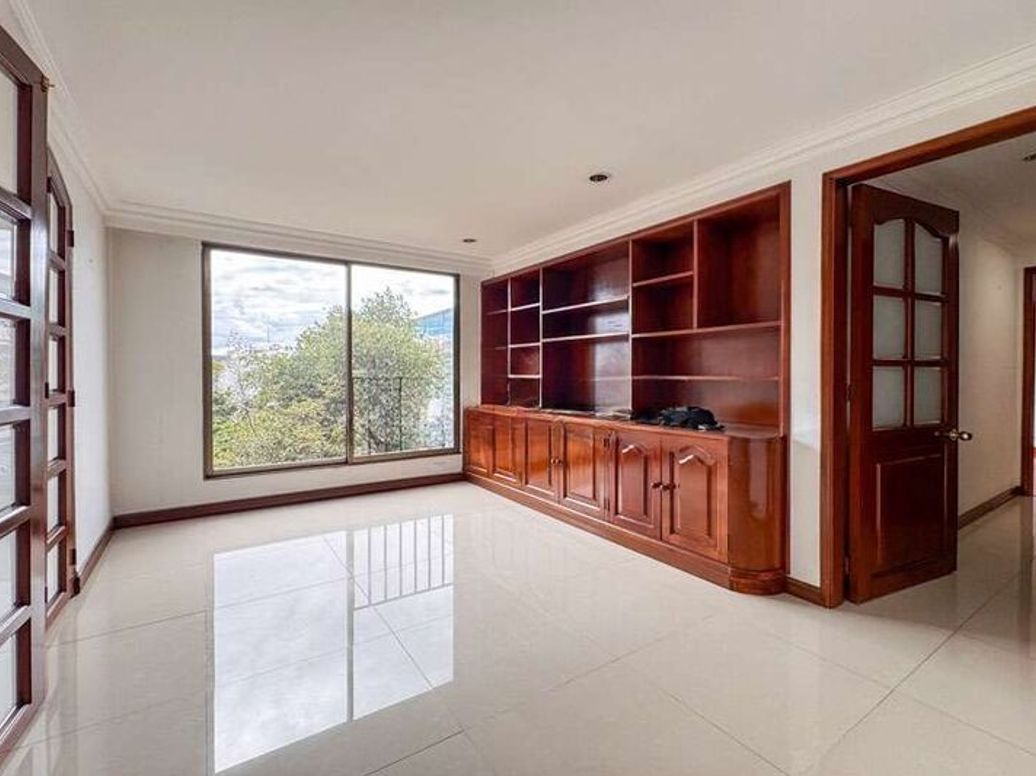 Apartamento de 3 alcobas en venta en Santa Barbara Central, Bogotá, 169 m² · foto 2 de 12