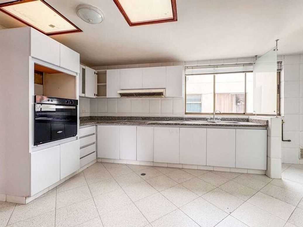 Apartamento de 3 alcobas en venta en Santa Barbara Central, Bogotá, 169 m² · foto 4 de 12
