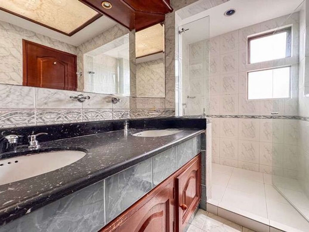 Apartamento de 3 alcobas en venta en Santa Barbara Central, Bogotá, 169 m² · foto 10 de 12