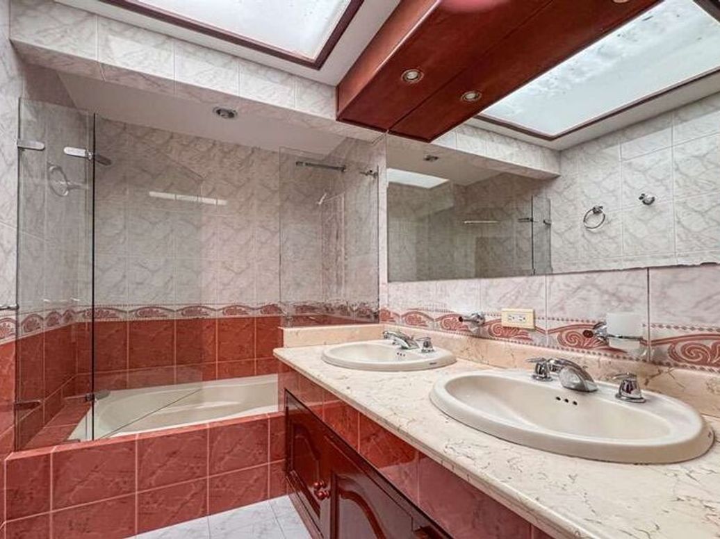 Apartamento de 3 alcobas en venta en Santa Barbara Central, Bogotá, 169 m² · foto 12 de 12