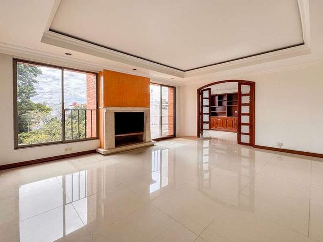 Apartamento de 3 alcobas en venta en Santa Barbara Central, Bogotá, 169 m² · foto 3 de 12