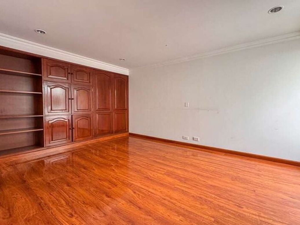 Apartamento de 3 alcobas en venta en Santa Barbara Central, Bogotá, 169 m² · foto 9 de 12