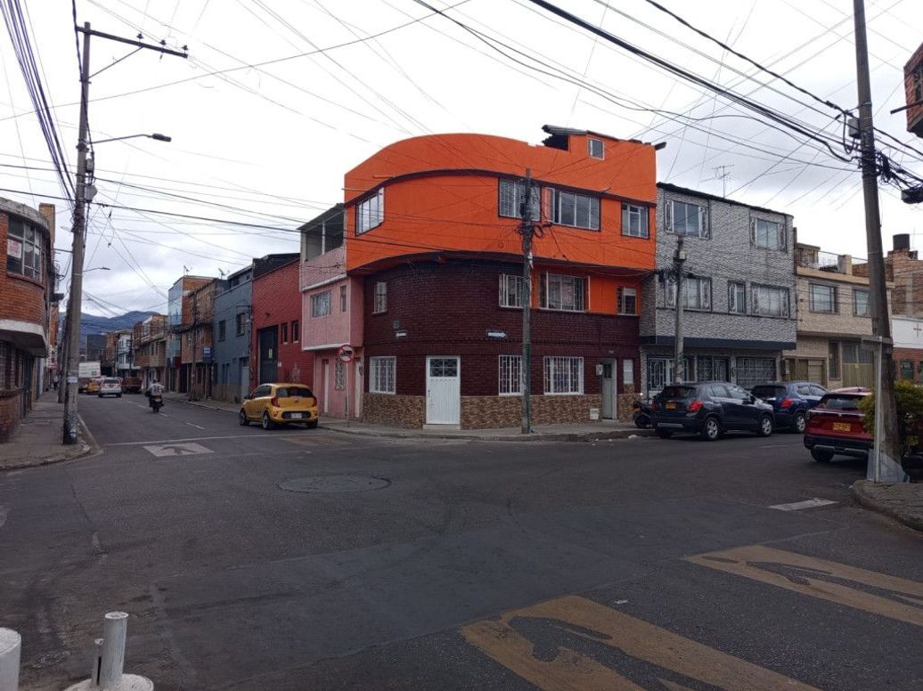 Casa de 5 alcobas en venta en Las Ferias, Bogotá, 157 m² · foto 3 de 20