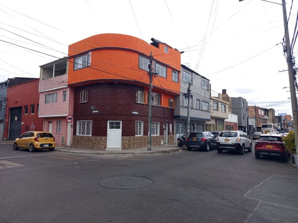 Casa de 5 alcobas en venta en Las Ferias, Bogotá, 157 m² · foto 2 de 20