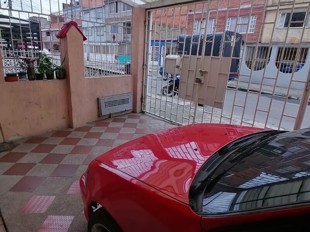 Casa de 11 alcobas en venta en Paris, Bogotá, 313 m² · foto 2 de 20