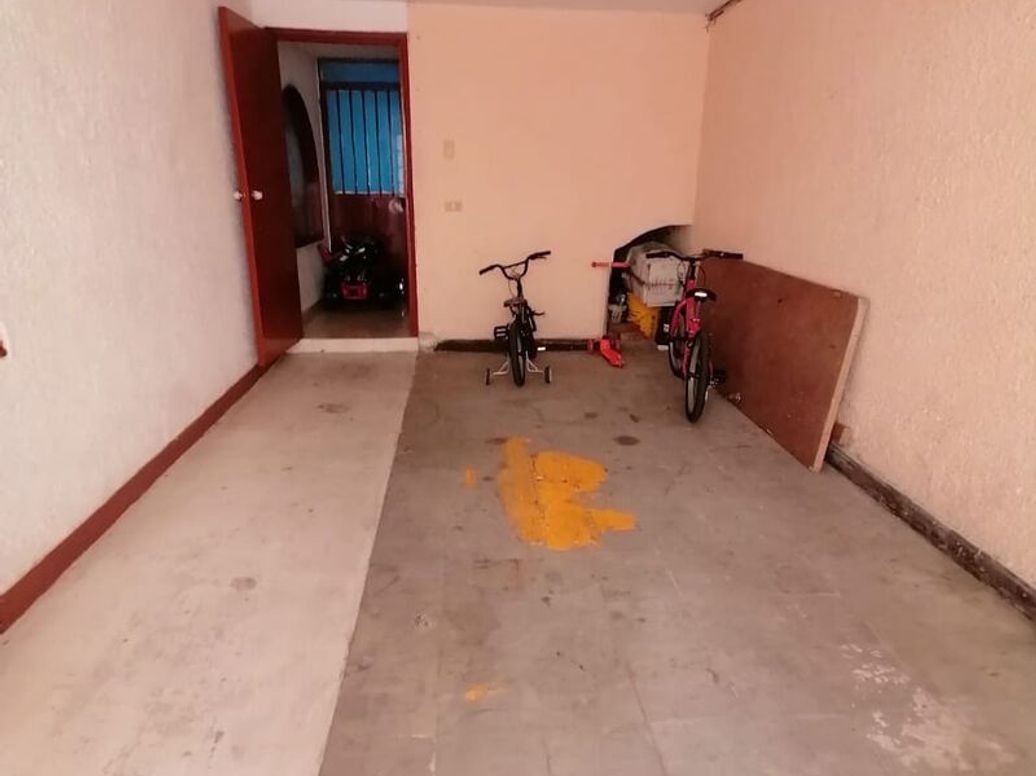 Casa de 11 alcobas en venta en Paris, Bogotá, 313 m² · foto 9 de 20