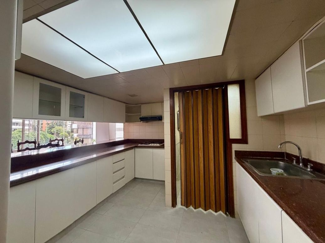 Apartamento de 2 alcobas en venta en Santa Barbara Central, Bogotá, 89 m² · foto 4 de 15