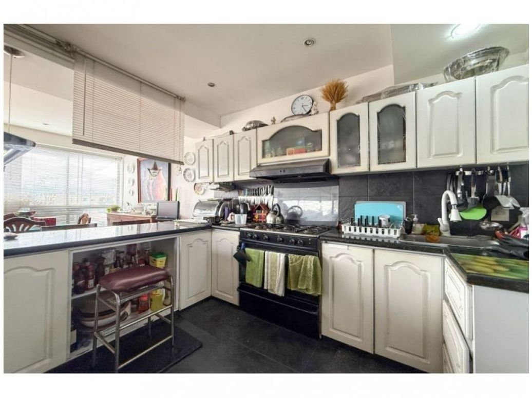 Apartamento de 3 alcobas en venta en Cedritos, Bogotá, 208 m² · foto 8 de 18
