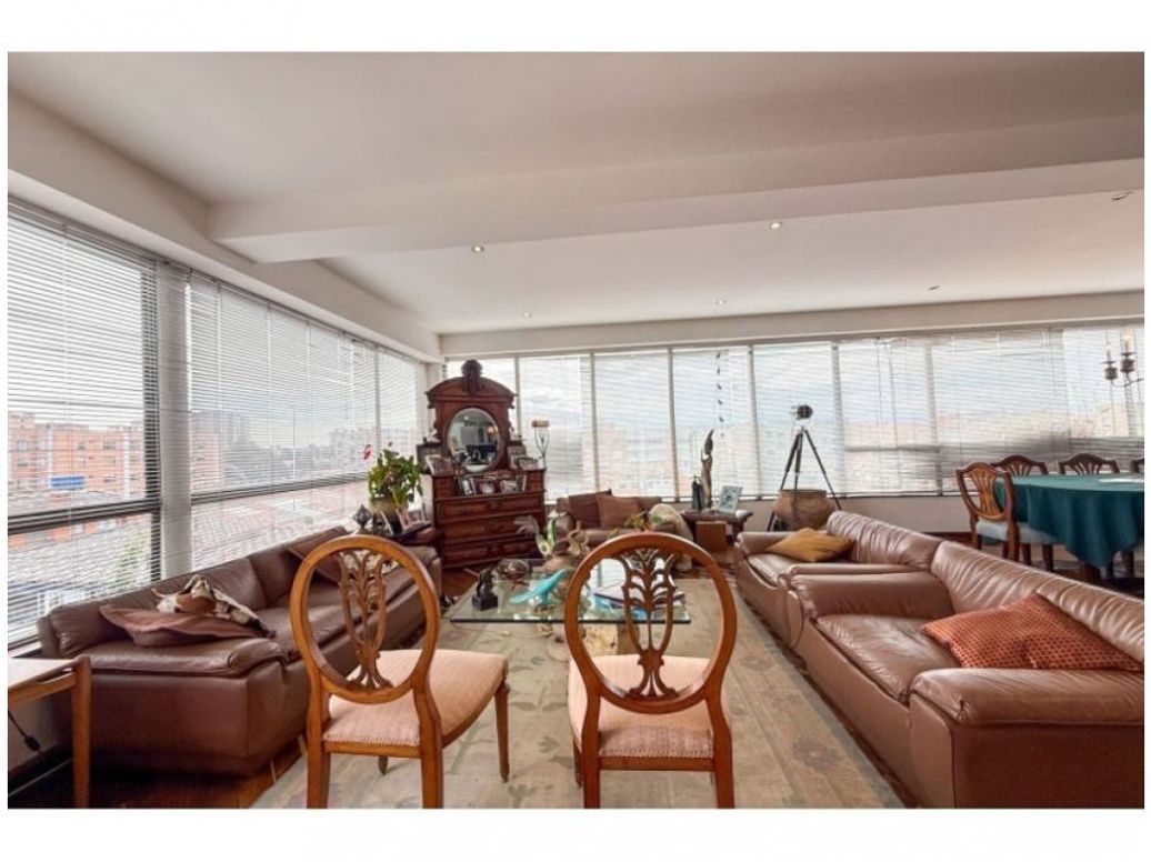 Apartamento de 3 alcobas en venta en Cedritos, Bogotá, 208 m² · foto 2 de 18