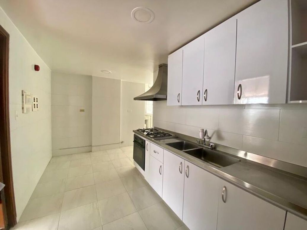 Apartamento de 3 alcobas en venta en Santa Barbara Central, Bogotá, 134 m² · foto 9 de 20
