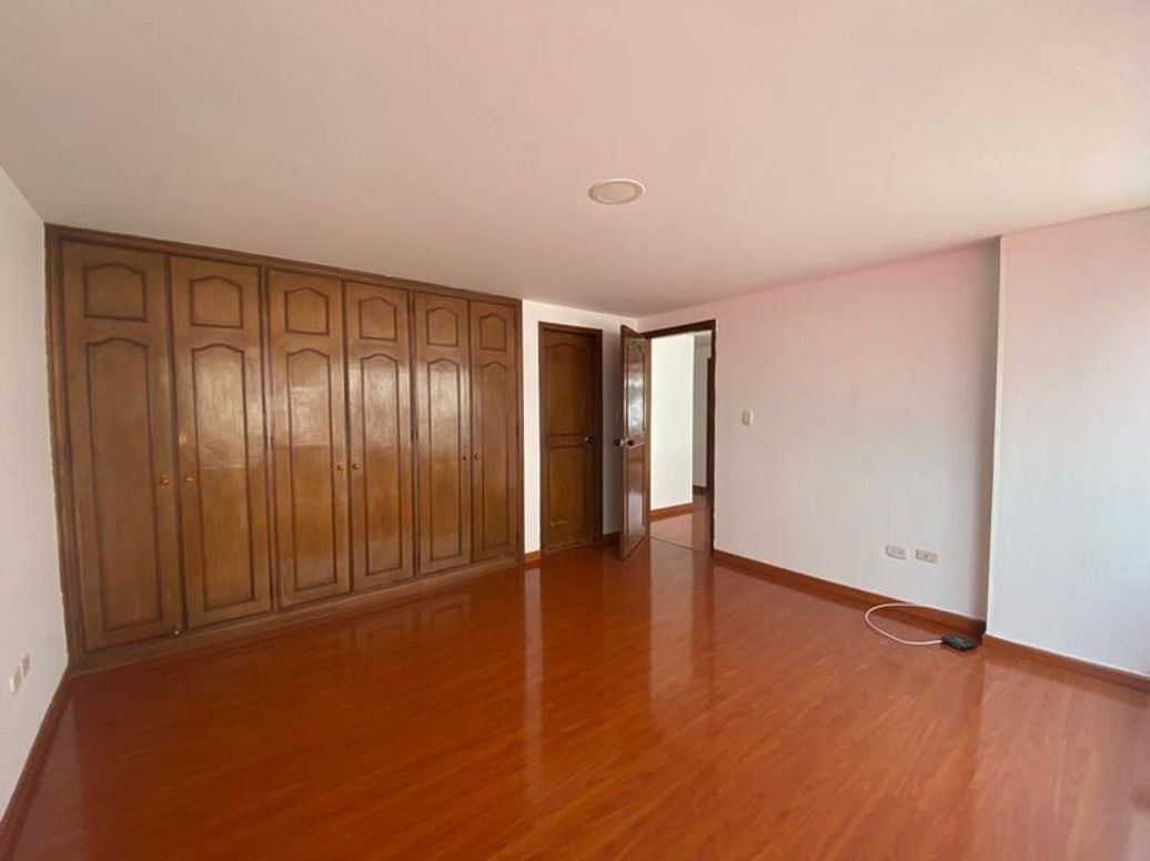 Apartamento de 3 alcobas en venta en Santa Barbara Central, Bogotá, 134 m² · foto 10 de 20