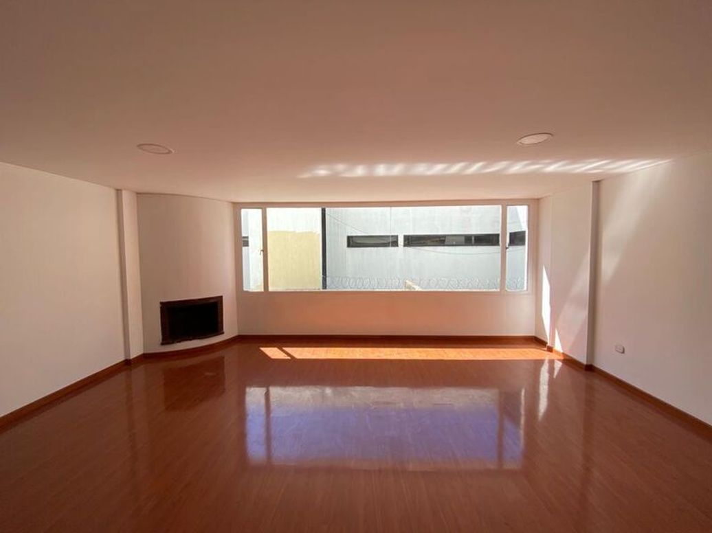 Apartamento de 3 alcobas en venta en Santa Barbara Central, Bogotá, 134 m² · foto 2 de 20