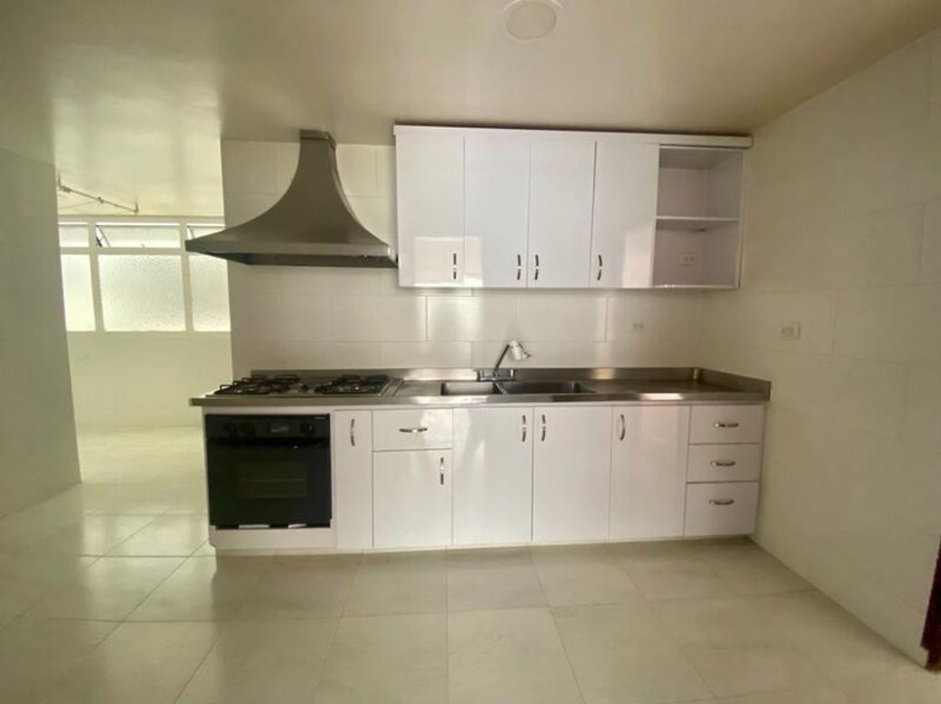 Apartamento de 3 alcobas en venta en Santa Barbara Central, Bogotá, 134 m² · foto 7 de 20