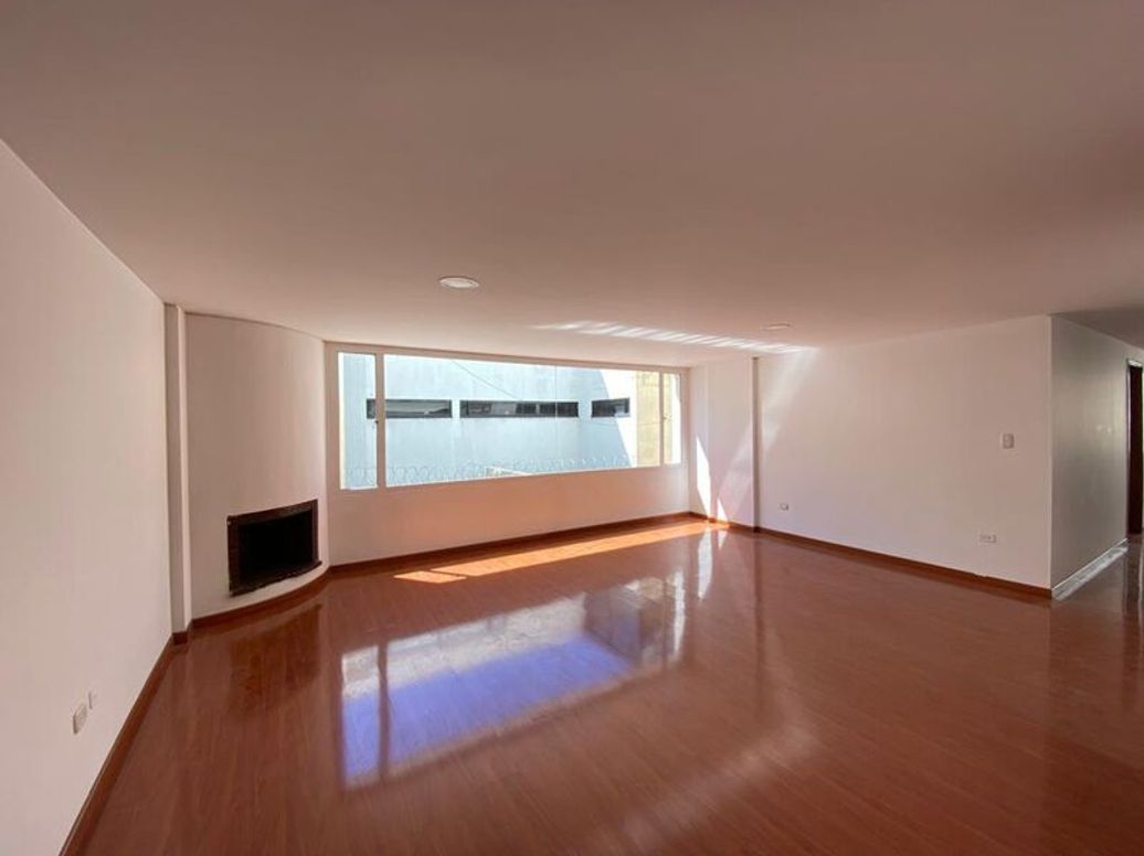 Apartamento de 3 alcobas en venta en Santa Barbara Central, Bogotá, 134 m² · foto 3 de 20