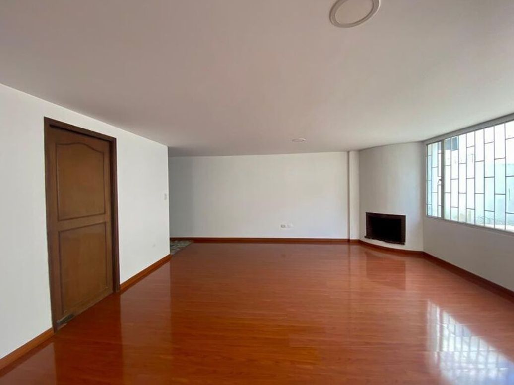 Apartamento de 3 alcobas en venta en Santa Barbara Central, Bogotá, 134 m² · foto 4 de 20