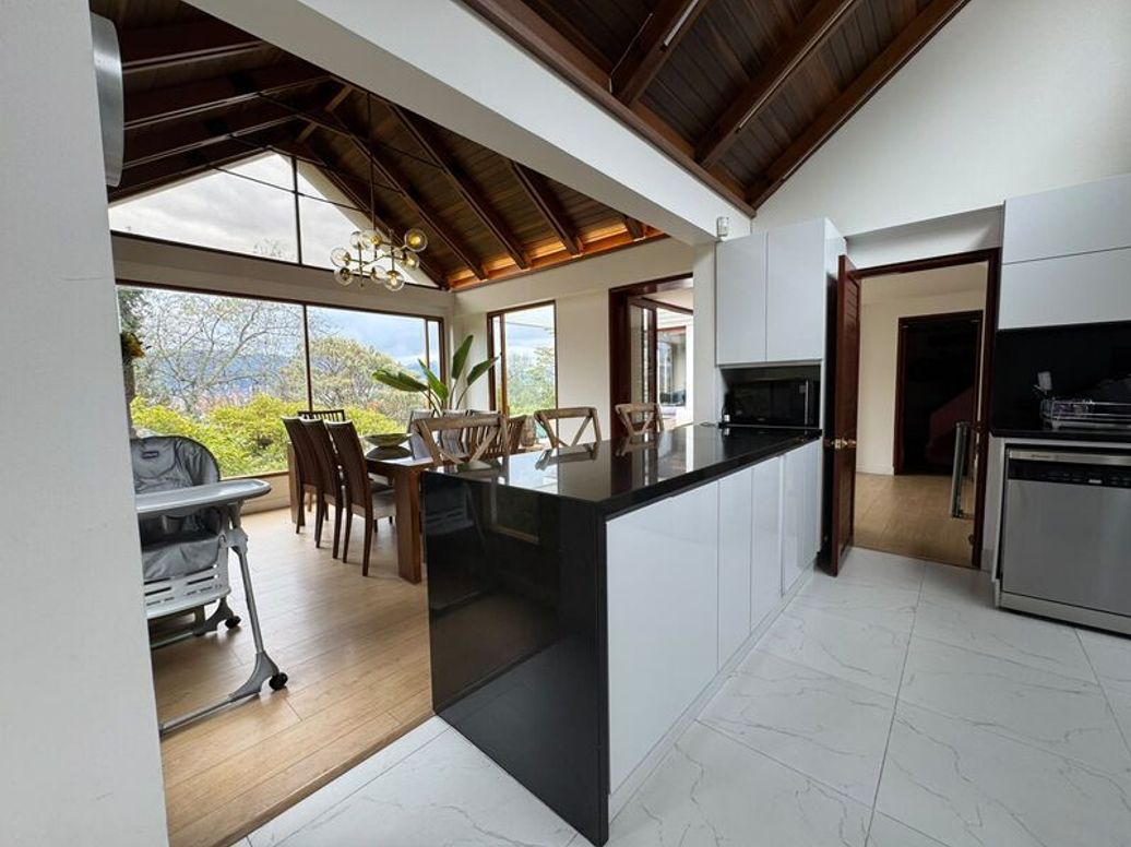 Casa de 3 alcobas en venta en Suba Naranjos, Bogotá, 256 m² · foto 2 de 20