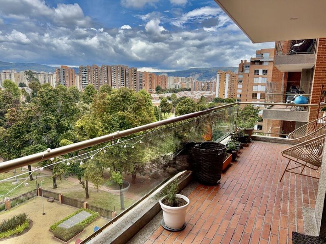 Apartamento de 3 alcobas en venta en Cr Versalles, Bogotá, 180 m² · foto 2 de 20