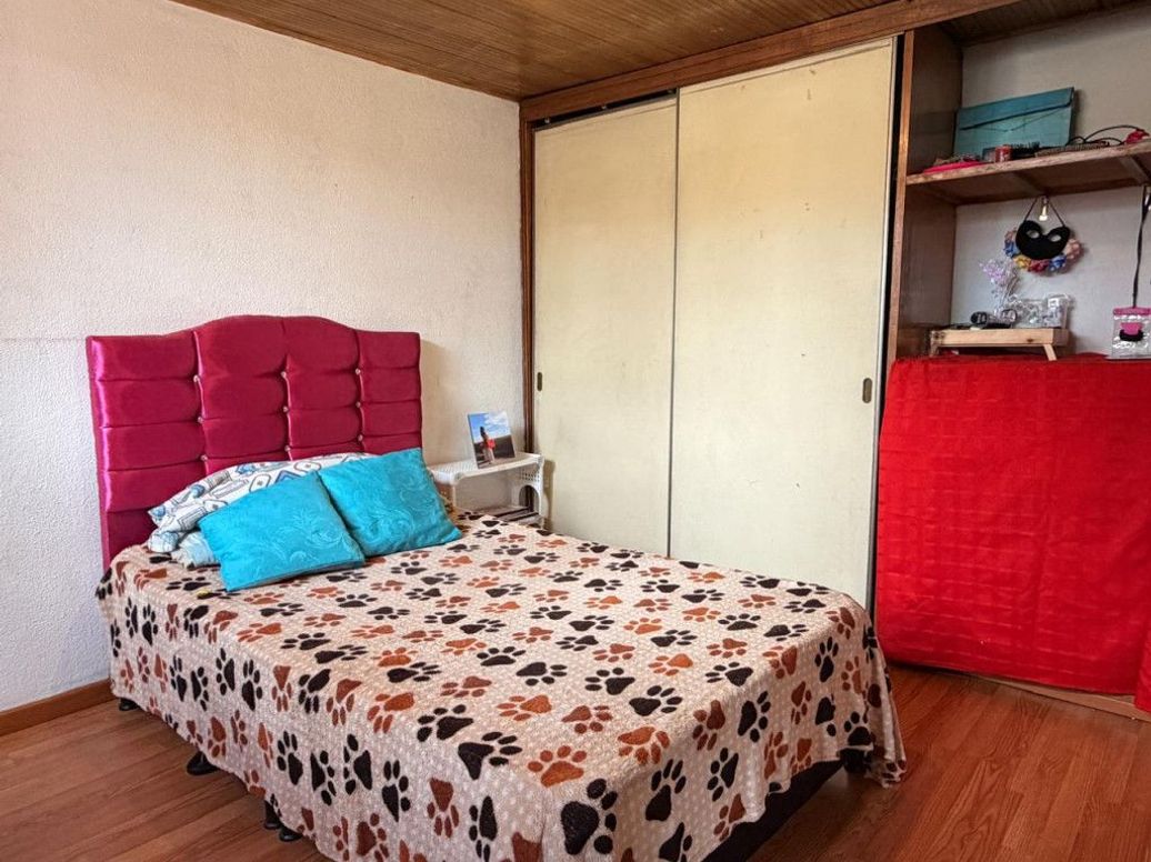 Casa de 8 alcobas en venta en La Almería, Bogotá, 268 m² · foto 8 de 20